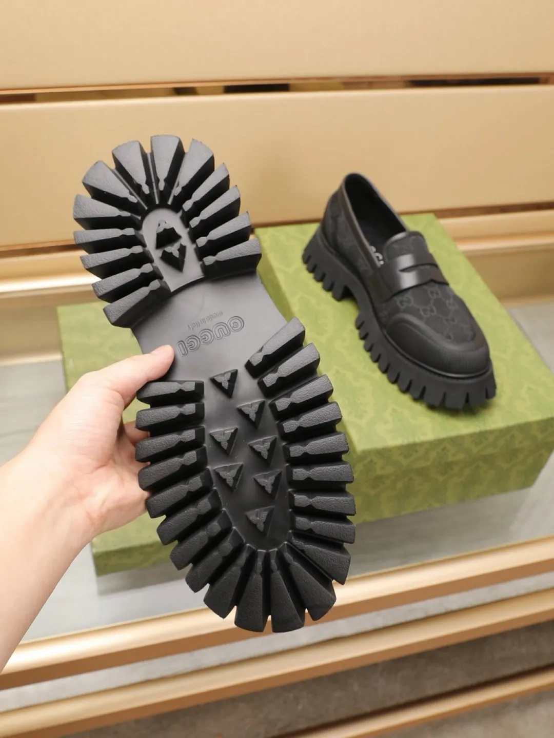 Factory P520💰[GUCCI] 🆕Men's classic loafers, integrating classic shoe styles with retro California style. Slipper style design, easy to put on and take off. The upper is carefully made of original fabric and decorated with a rubber concave sole and the logo on the upper. Wear it with casual clothing or a suit. Size: 38-44 (45.46 customized)